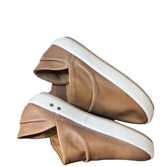 Beek Jay Leather Slip-On Sneakers in Honey NWOB Size 6 - Picture 5 of 9